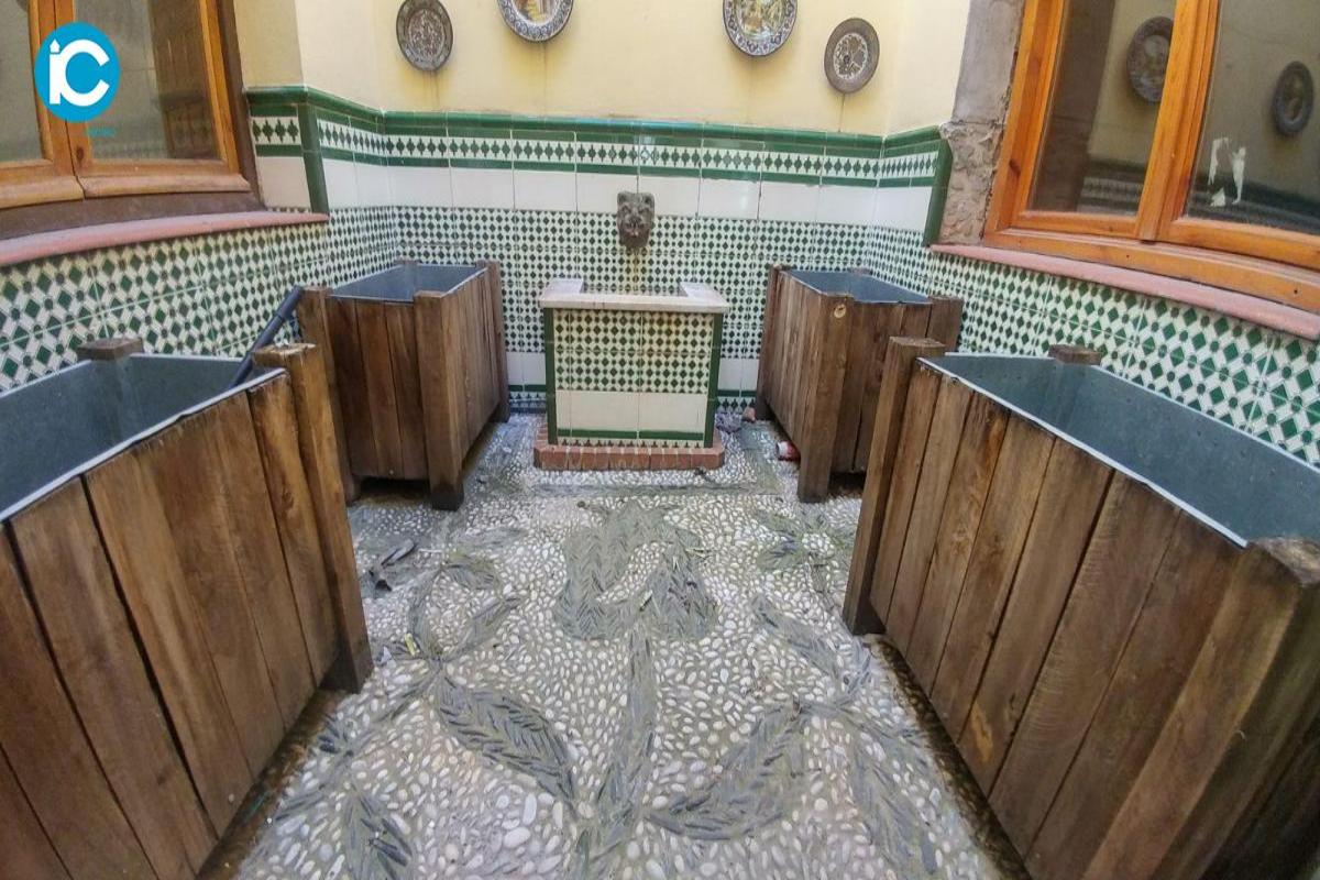 Casa edificio en calle Párraga con recogidas