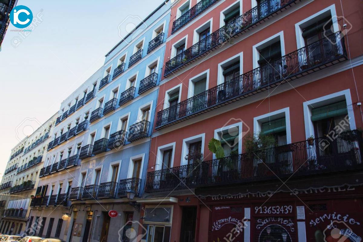 Edificio junto al Ayuntamiento de Granada con vistas