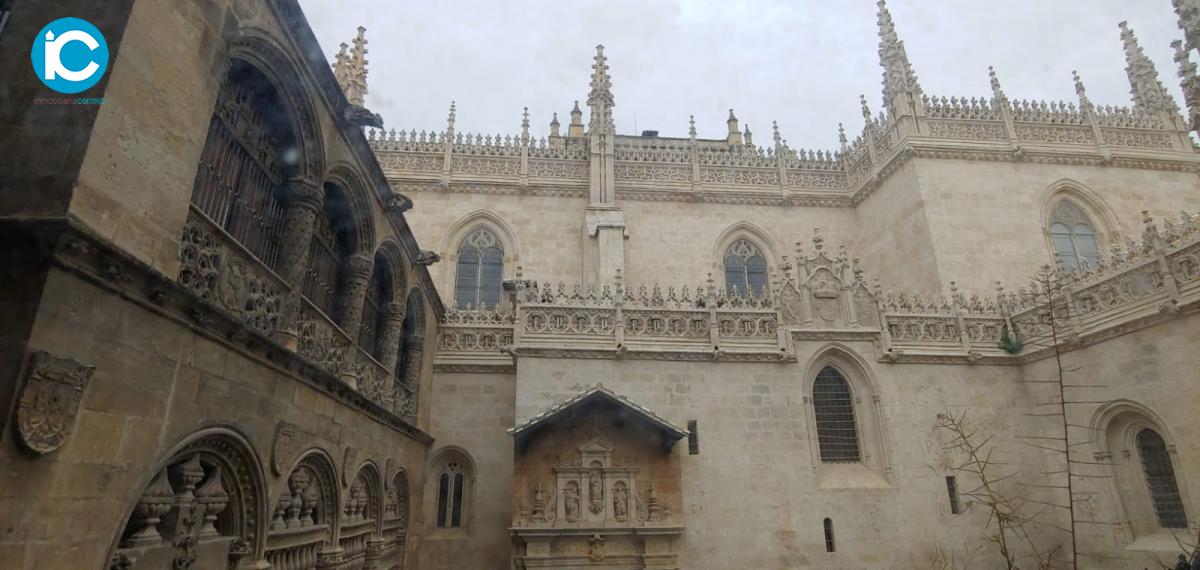 Edificio junto a la Catedral de Granada