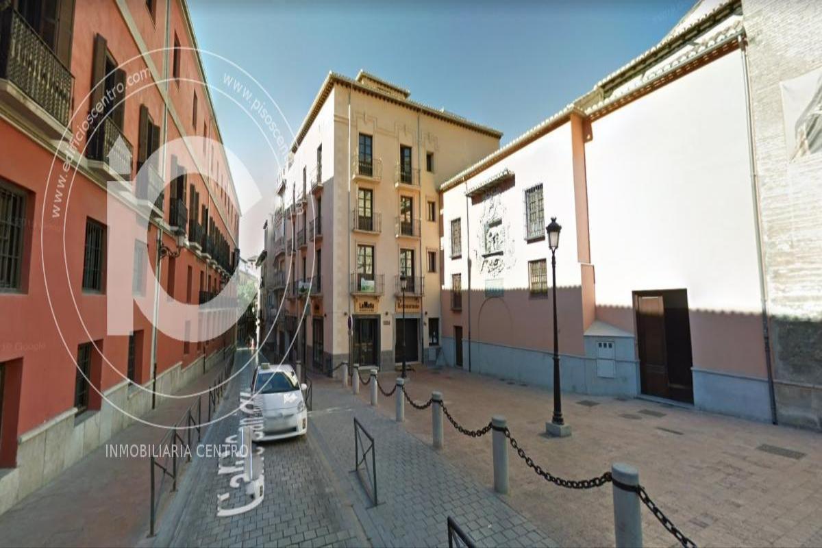 Edificio con jardín y cocheras en calle San Matías , Granada 
