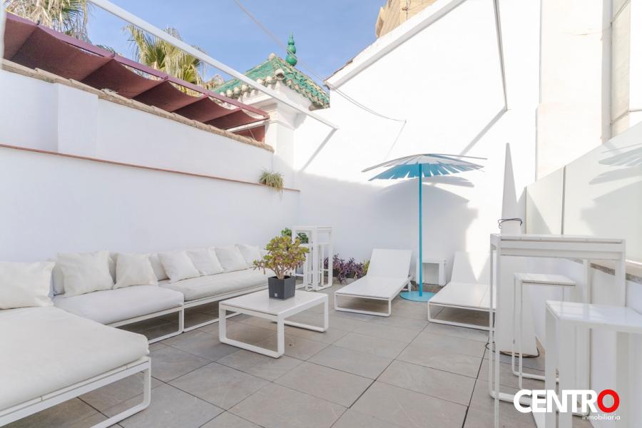 Casa con terraza y local comercial  junto a la Catedral