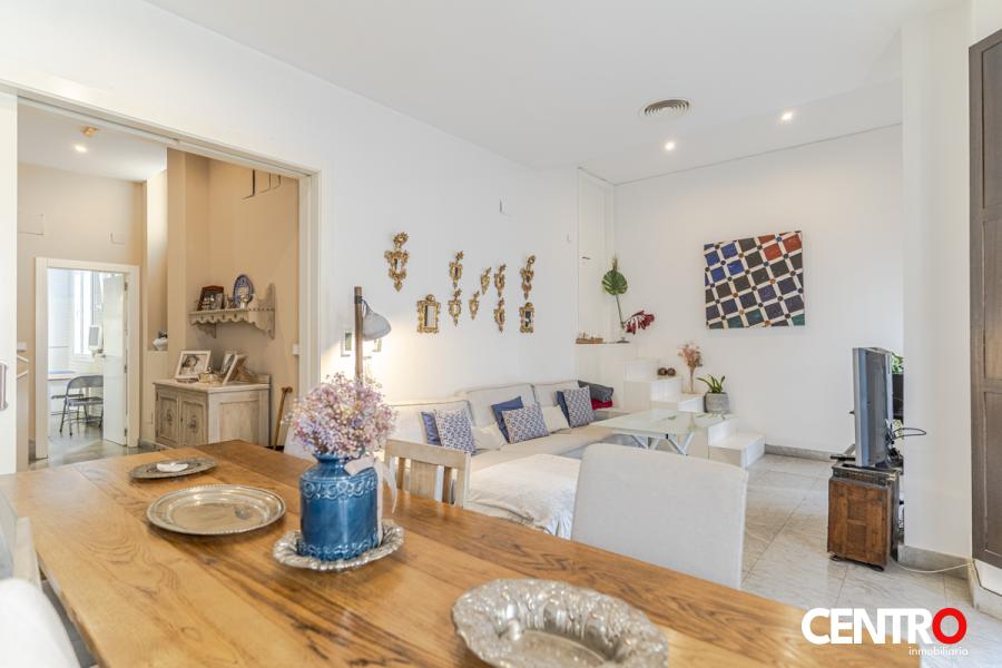 Casa con terraza y local comercial  junto a la Catedral