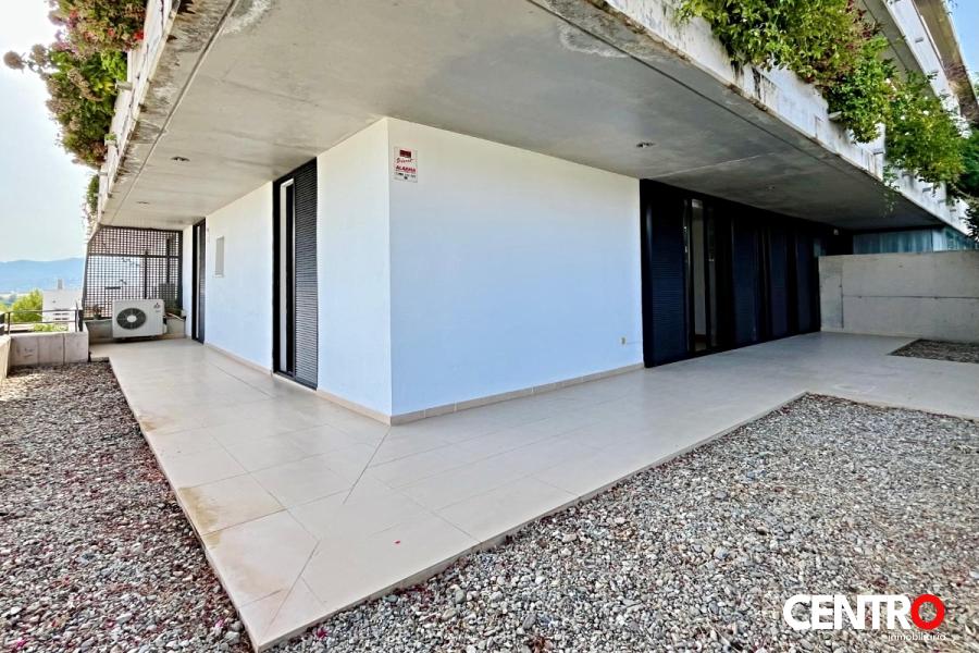 Piso con terraza y piscina en Gabia