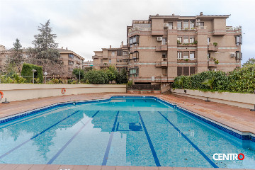 Piso Granada centro con piscina, terraza y garaje