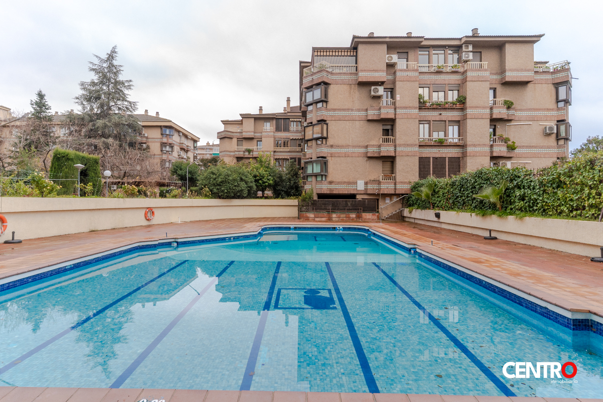 Piso Granada centro con piscina, terraza  y garaje