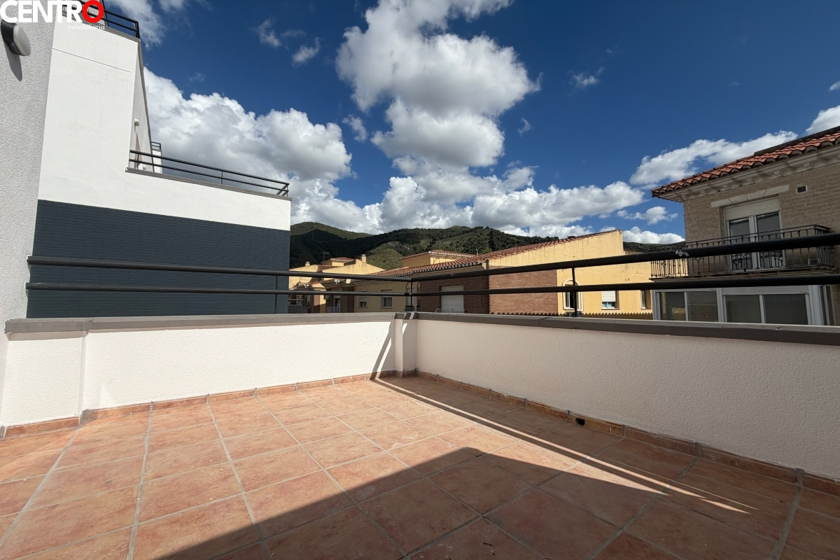 Piso con terraza .
